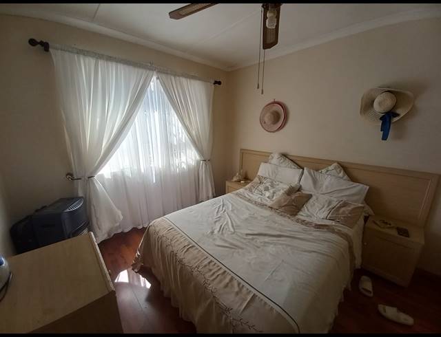 4 BEDROOM HOUSE FOR SALE IN STRANDFONTEIN